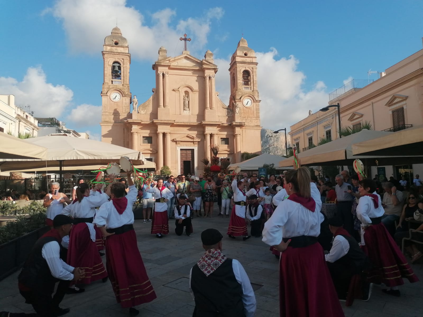 A Terrasini sfilano i carretti siciliani. Stornello Siciliano ha chiuso la  manifestazione dedicata al simbolo del folklore dell'Isola - Zarabazà